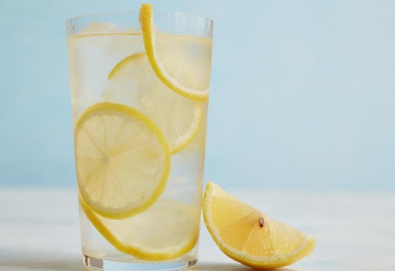 Jeste li ikad pili vodu s limunom? Zbog ovih osam razloga sigurno ćete početi!